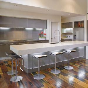 Стилни и красиви - метални бар столове с квадратна седалка