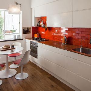 Бели шкафове на червен фон