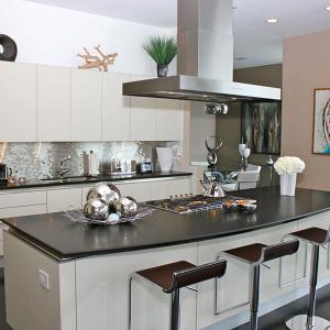 Заложете на артистичен кухненски остров с нестандартна форма