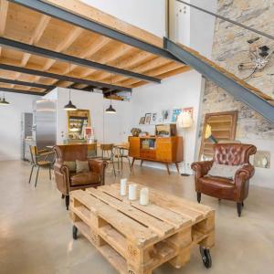 Камък в стената, велосипед за декор...