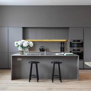 Малка кухня в сиво или бежово – актуална тенденция в наши дни