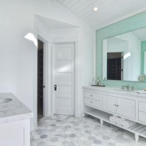 Стилна баня в цвят мента