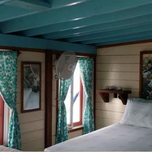 Невероятна гледка към сините вълни буквално от всеки прозорец