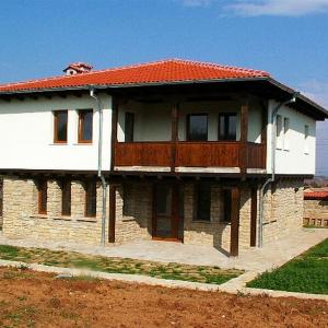 Класическа и сигурна каменна фасада