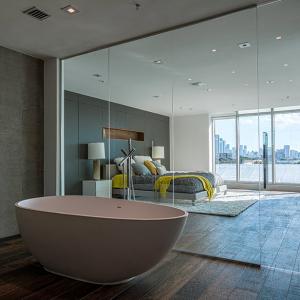 Създайте илюзия за простор със стъклени преградни стени