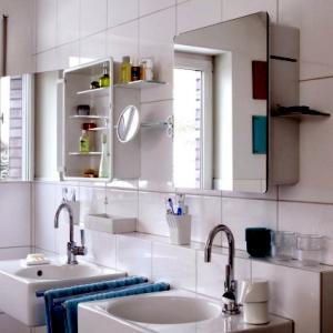 Шкаф, окачен на стена