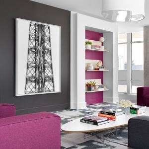 Лилавото и сивото се срещат в модерната дневна