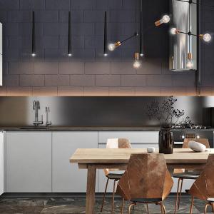 Монохроматична кухненска част, комбинирана с трапезария от мед и дърво