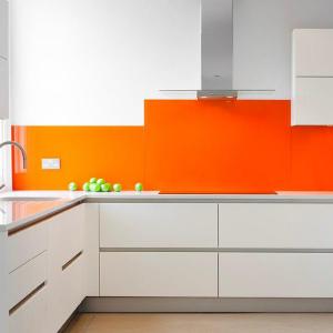 Кухненски гръб в ярко оранжево - защо не?