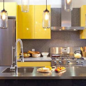 Иноксовите уреди са перфектното допълнение към жълтата кухня
