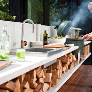 Външна кухня в светли тонове