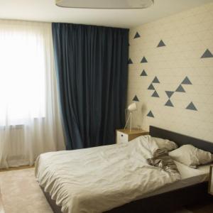 Спалнята е решена в спокойно тъмносиньо и сметан