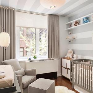 Лесно решение за цветна детска стая е да покриете тавана с тапет