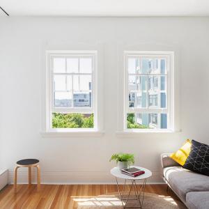 Дневната е топла и хармонично обзаведена