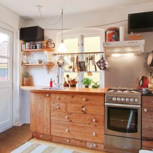 Малка кухня от 6 кв.м – оригинален рустик стил