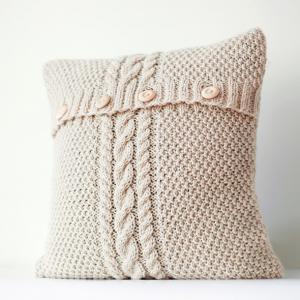 "Облечете" декоративните възглавнички в стари пуловери