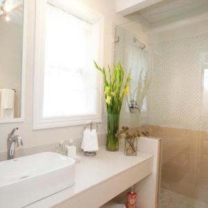 Почистване на мивката в банята