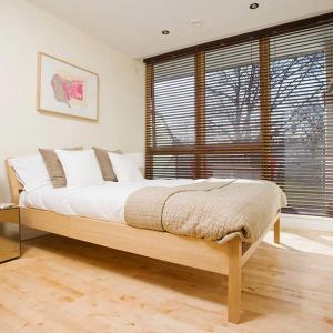 Класически венециански щори за уютна спалня