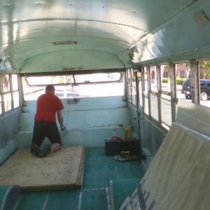 Стар, очукан автобус