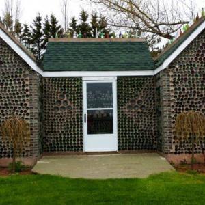 Повече от 25 000 бутилки, вложени в пет постройки