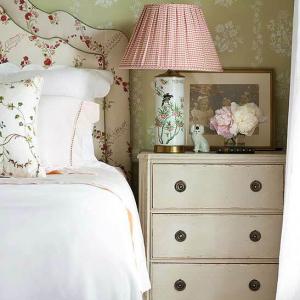 Винтидж спалня с флорални мотиви