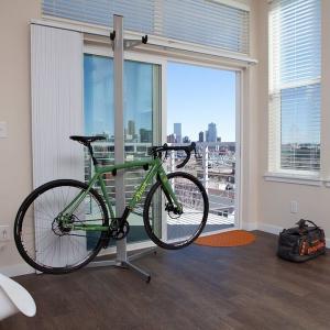 Окачете колелото на специална стойка