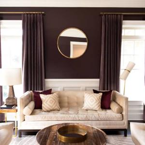 Тъмно лилавото внася перфектен контраст и нотка драматичност