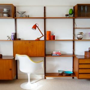 Изберете отворените рафтове пред скучните шкафове