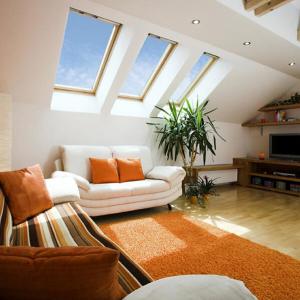 Идеалният домашен уют получаваме с дневна на тавана