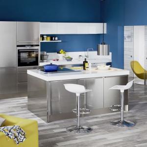 Централен кухненски остров с метален ефект