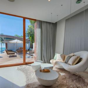 Други интересни елементи отново са белите дивани