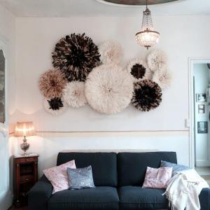 Елементи, вдъхновени от традиционните камерунски шапки.