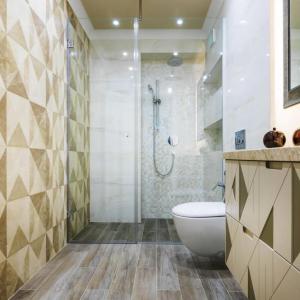 Общия санитарен възел в кафяво и бежово