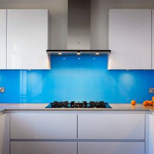 Ярък кухненски гръб за разчупване на минималистичния дизайн