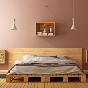 Дървото от палетите придава особена топлина в спалнята