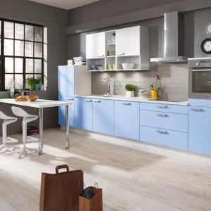 Светла кухня в наситени сини нюанси, която създава добро настроение у дома