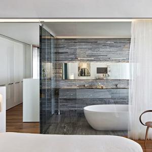 Помислете за изграждането на ефектна стъклена преграда