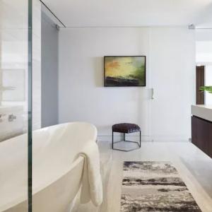 Съвременна и шикозна баня