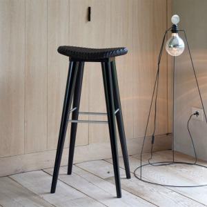 Топлите дървени тонове внасят уют в стаята