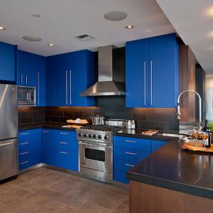 Експериментирайте със смели тъмни нюанси в новата кухня