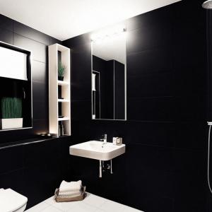 Баня с черни стени