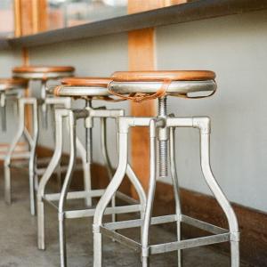 Изберете класическата комбинация от дърво и метал