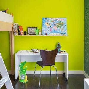 Детска стая, изпълнена с цвят