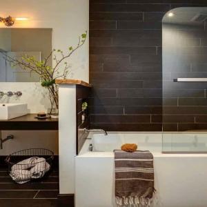 Баня в бяло и черно