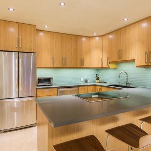 Смело съчетание на функционален модул от дърво и наситен кухненски гръб