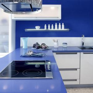 Създайте невероятни контрасти с бели изчистени шкафове и ярко син плот