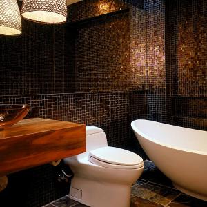 Съчетайте тъмния цвят с акцент в топъл нюанс