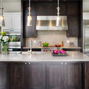 Зърнеста повърхност за тъмните шкафчета