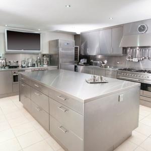 Кухненските шкафове от инокс също имат нужда от поддръжка