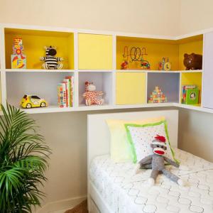 Поставете отворени рафтове или друг тип етажерки над леглото